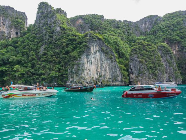 Full day Phi Phi Island by Cruise + Snorkeling (B/L)